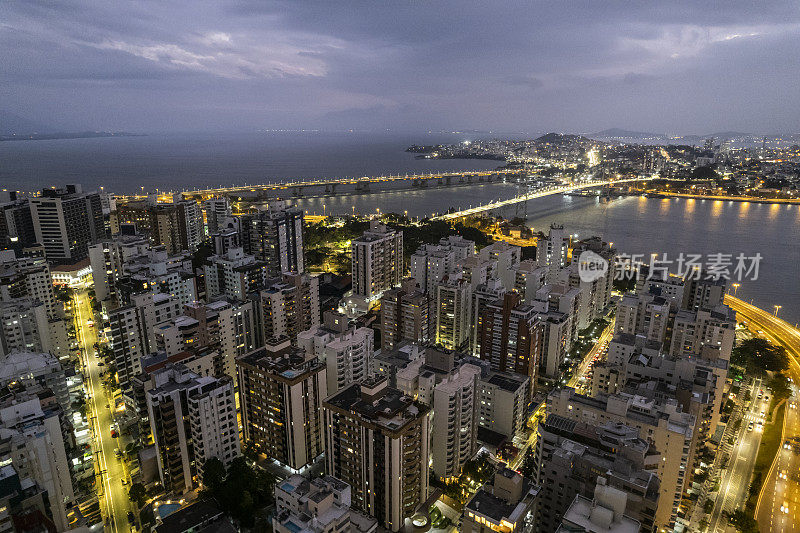 Florianópolis下午晚些时候和傍晚早些时候的城市天际线。