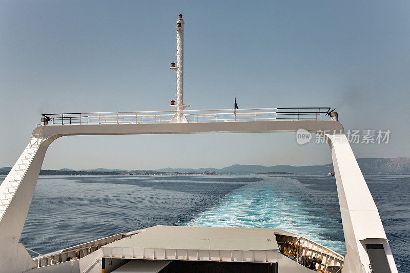 渡船驶离希腊海岸