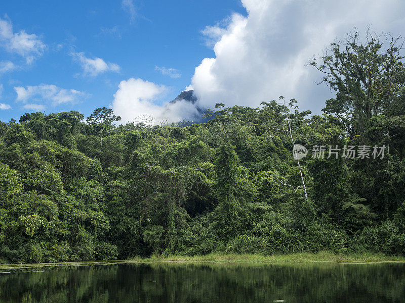 云层中的阿雷纳尔火山