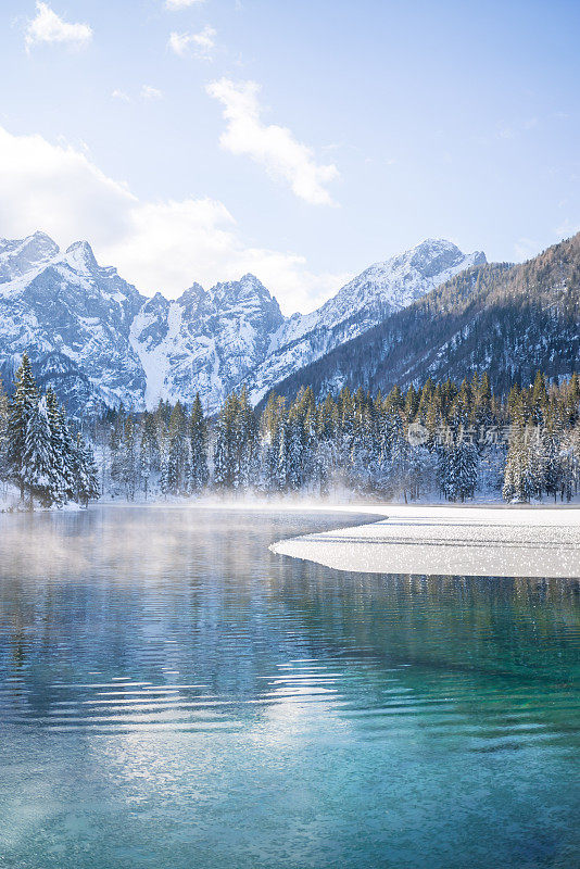 湖、林、山的冬季风景