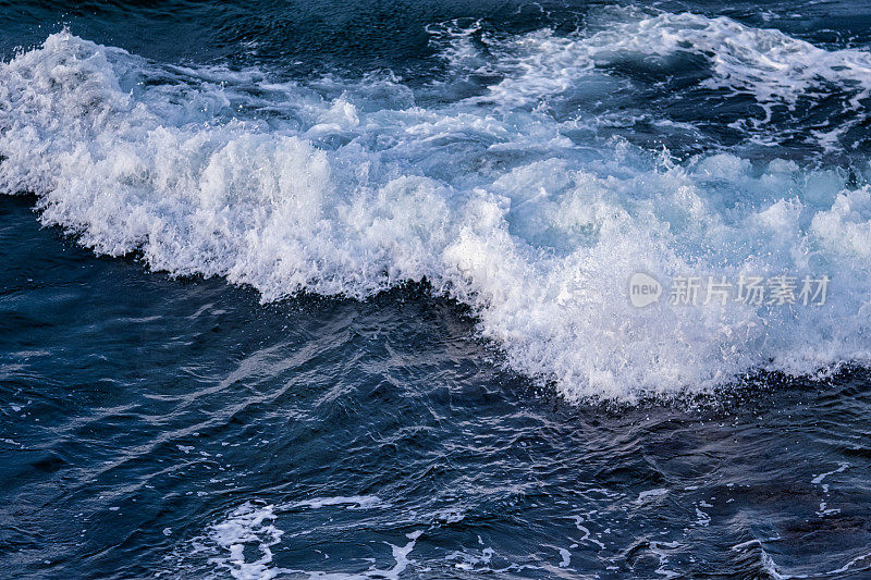 海浪拍打着海岸