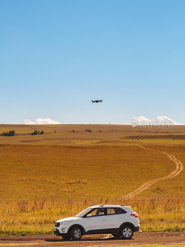 现代CRETA汽车的背景是Elbrus。无人机在飞。