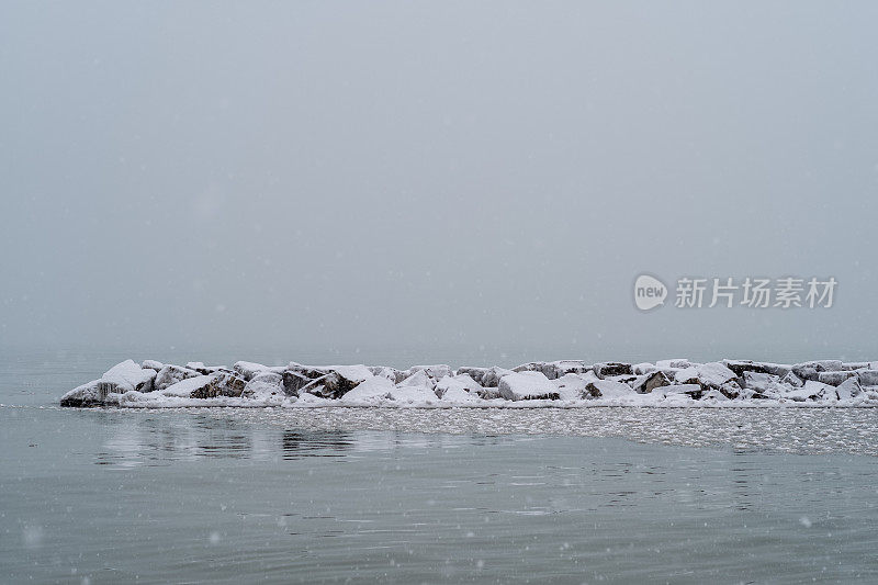 冰雪覆盖的湖泊决堤