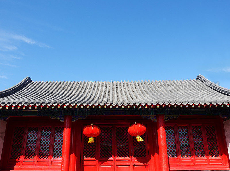 中国传统的房子挂红灯笼