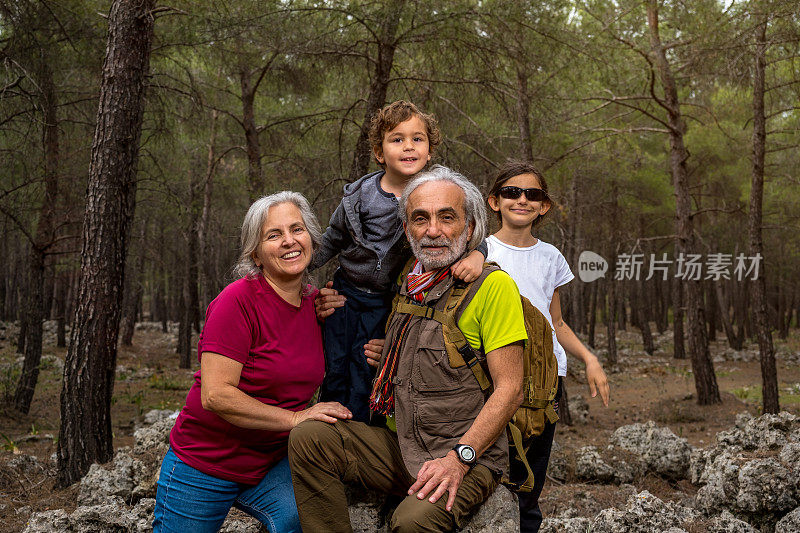 爷爷奶奶和孙子孙女们在森林里玩得很开心