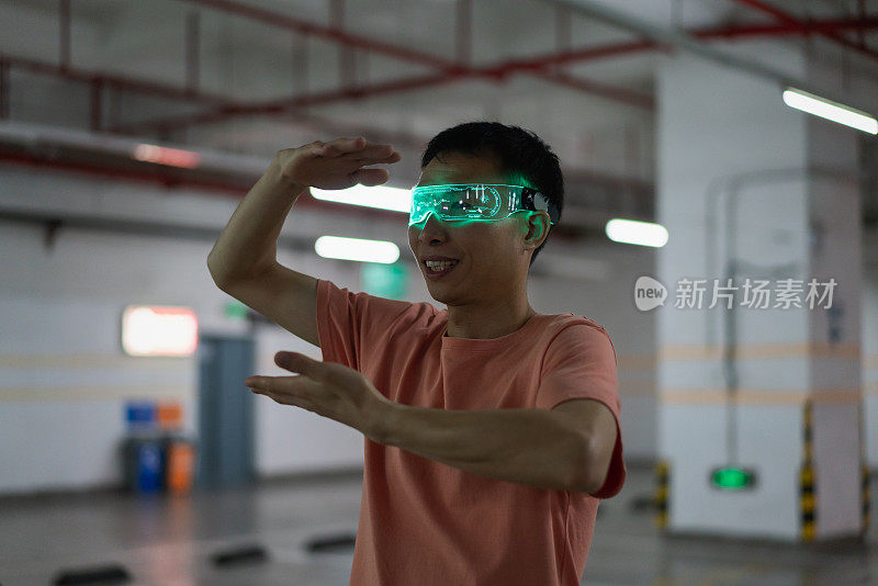 男子戴着VR眼镜在地下停车场体验虚拟现实游戏