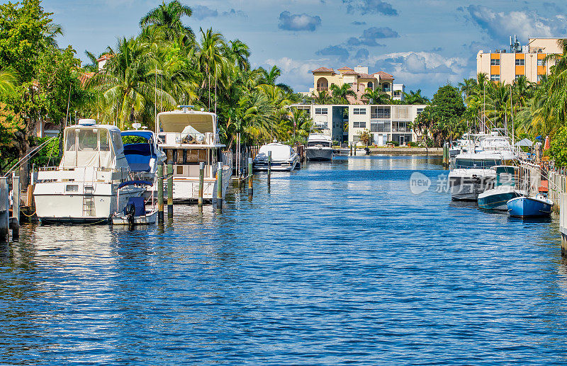 劳德代尔堡,佛罗里达州。在阳光明媚的冬日，美丽的城市运河与船只和建筑。