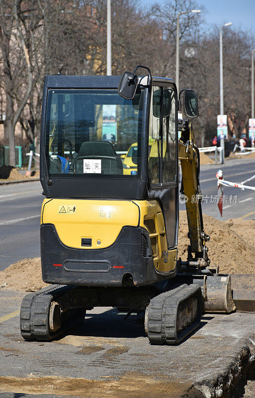 挖掘机机械用于道路施工