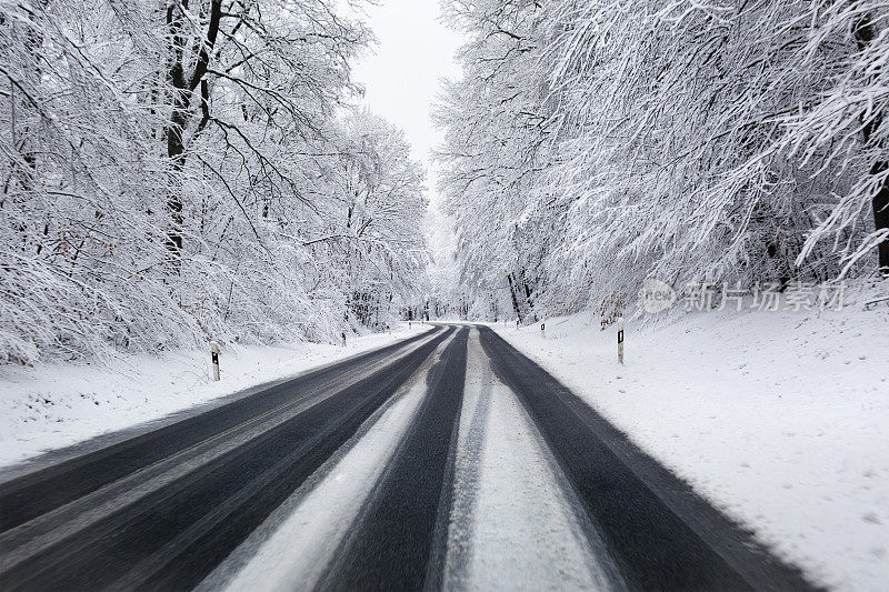 德国大雪后道路状况和交通阻塞