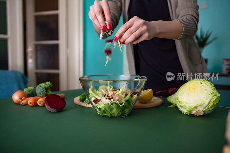 一位面目全非的年轻女子正在准备健康餐