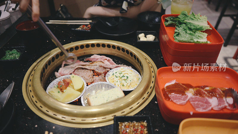 亚洲人喜欢烧烤自助食品日本，韩国，烧烤，奶酪，玉米，肉类，烧烤烧烤，牛肉与愉快的情绪在泰国曼谷购物中心