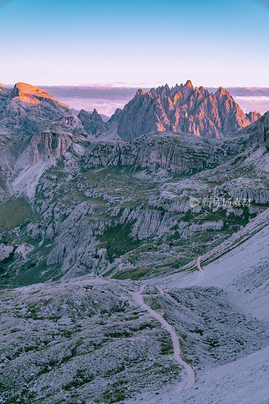 意大利阿尔卑斯山的日出-第一缕阳光触摸到拉瓦雷多山脉附近的山峰。从以上观点。