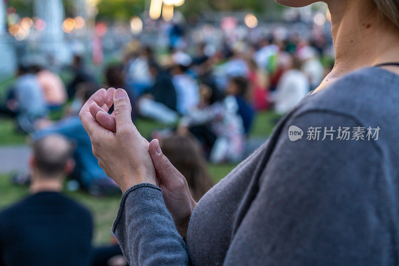 参加户外表演的女人。