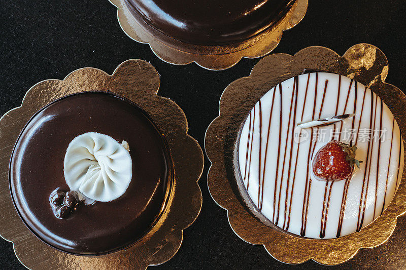 巧克力蛋糕顶部草莓，巧克力蛋糕孤立在白色，三个巧克力蛋糕，黑森林蛋糕，圆巧克力蛋糕