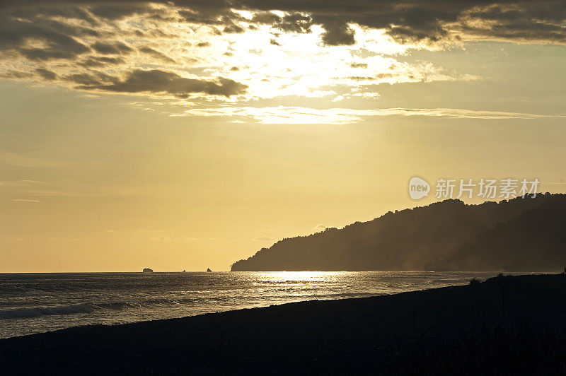 科尔多瓦国家公园日落剪影，沿海欧索半岛，哥斯达黎加