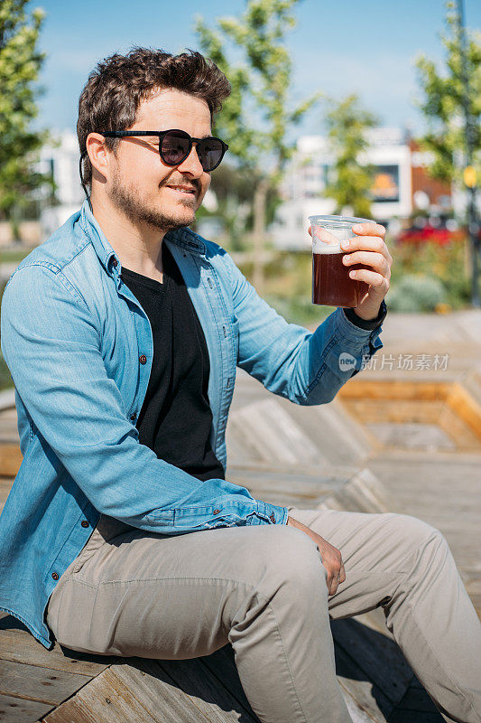 男人在户外喝啤酒