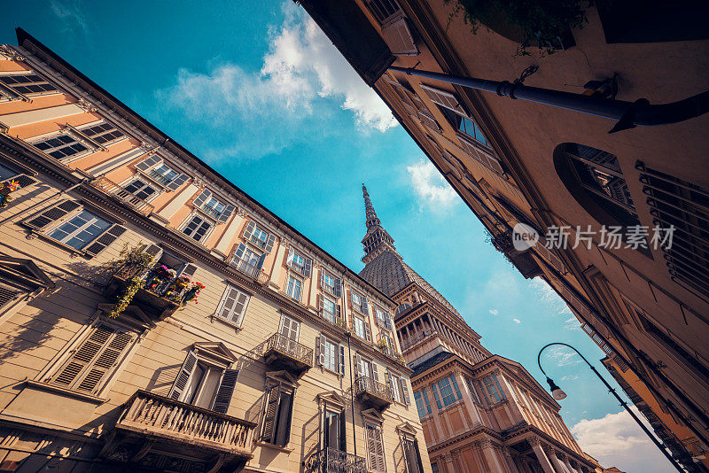 在意大利都灵，在蓝色多云的天空下看到鼹鼠安东里亚纳