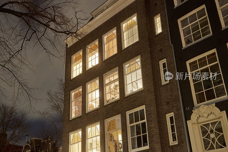 阿姆斯特丹运河夜晚的房屋