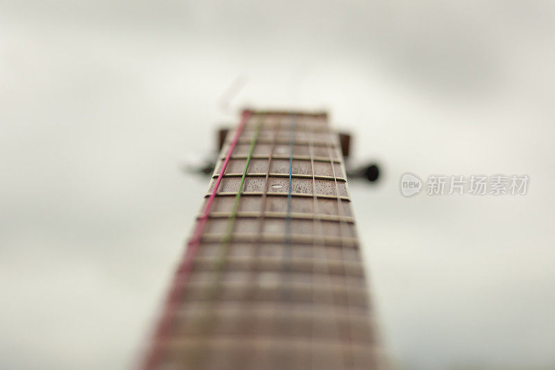吉他的脖子。声学乐器。音乐的细节。
