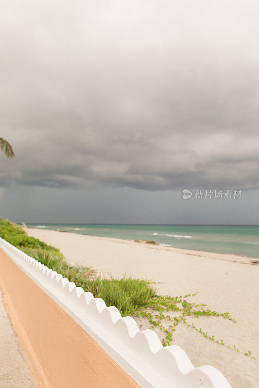 2022年春天，佛罗里达州棕榈滩海滩的暴风雨下午