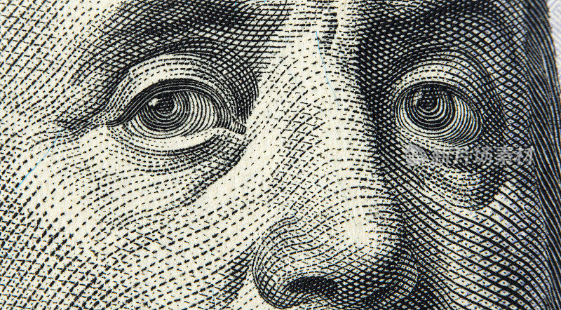 百元美钞上的本杰明·富兰克林肖像特写。富兰克林眼睛宏。100美元纸币上印有本杰明·富兰克林眼睛的微距镜头。