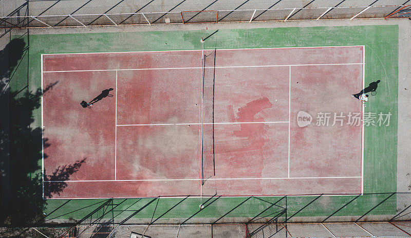 无人机观看的网球比赛从上面的球员的影子