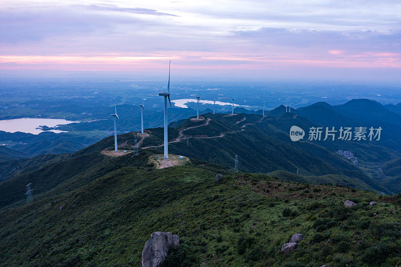 山上的风力发电场景