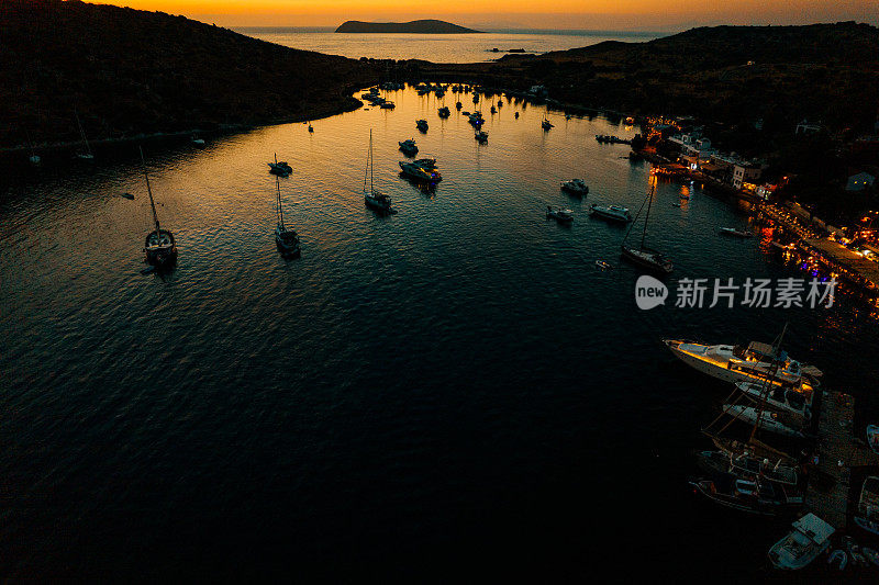 土耳其博德鲁姆的夜晚鸟瞰图Gümüşlük海湾