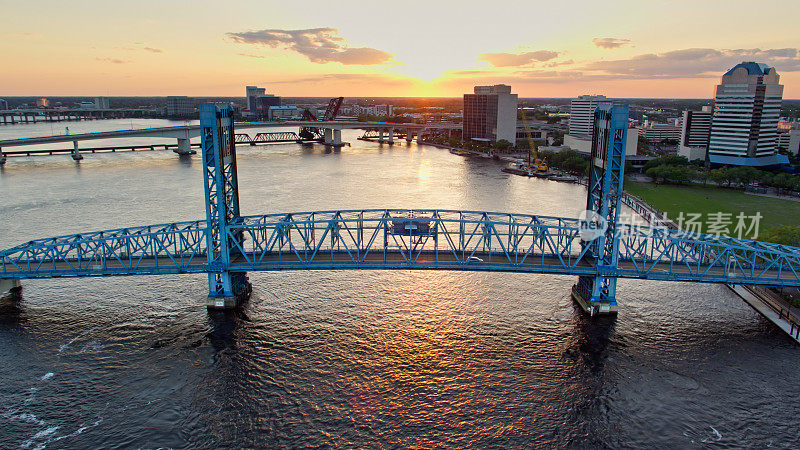 在佛罗里达州杰克逊维尔的圣约翰河上的桥梁鸟瞰图