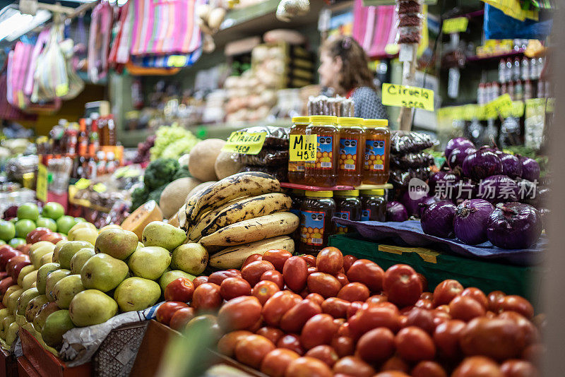 蔬菜水果商在当地市场购买产品