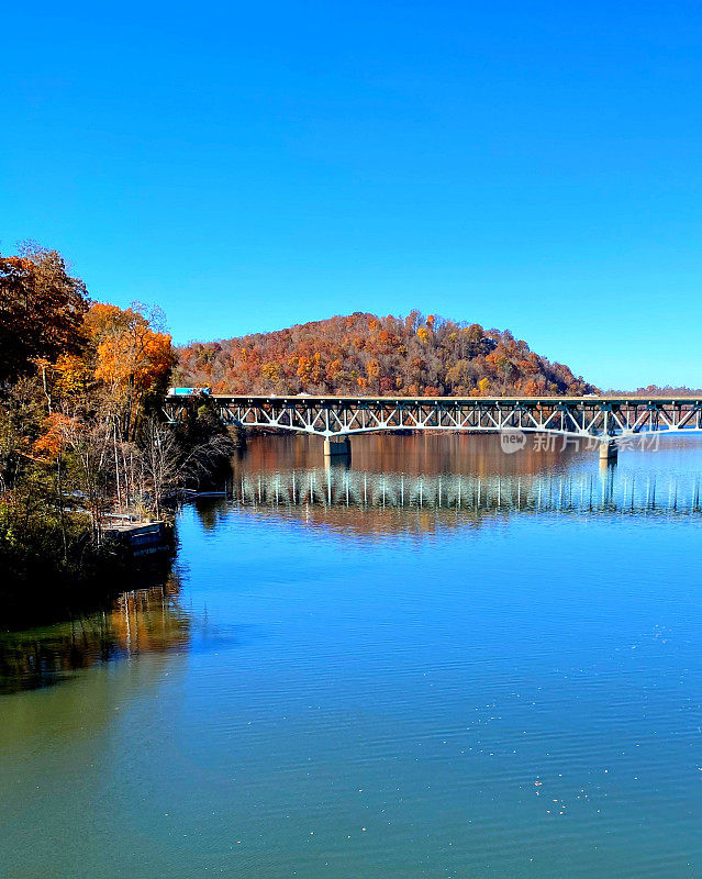 西弗吉尼亚州，横跨欺骗湖的桥的风景
