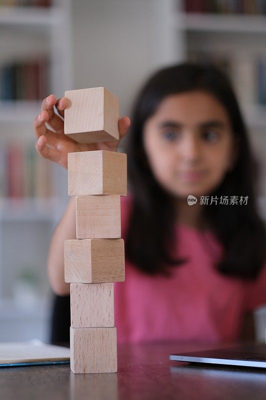 小女孩在堆小木块