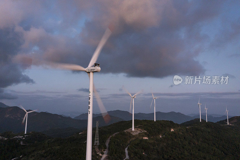 山顶风力发电的航拍照片