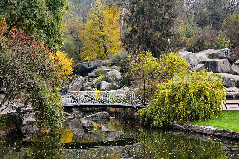 乌克兰乌曼，索菲伊夫卡国家树木公园的秋季装饰桥。植物园的秋色。