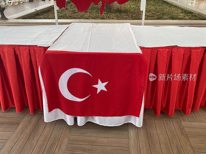 在一个温暖的热带东部国家南部度假胜地的一家酒店里，一张装饰着土耳其国旗的桌子