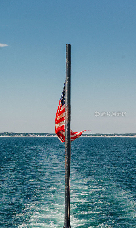 垂直拍摄的美国国旗在蒸汽船上在楠塔基特，马萨诸塞州，美国