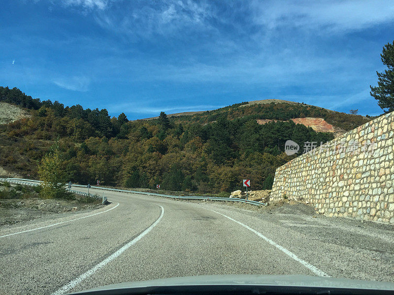 在乡村道路驾驶