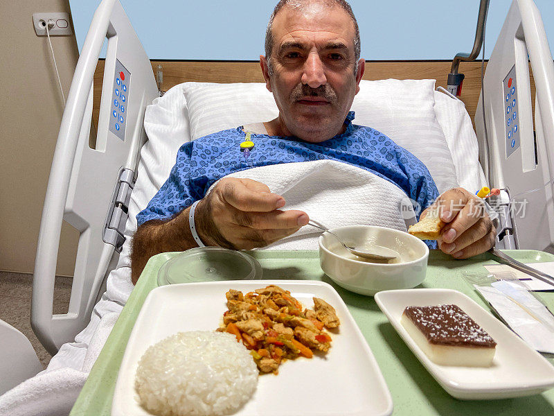 病人在病房的病床上吃东西
