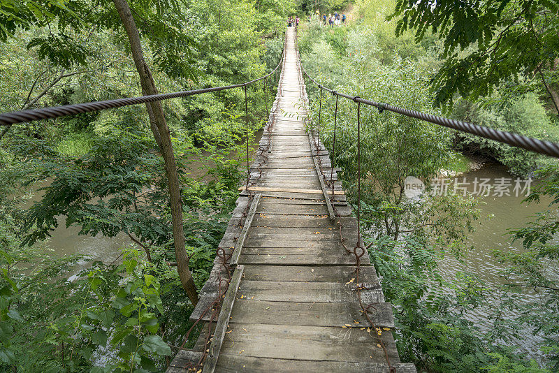 贝斯尼察涅拉河峡谷的木制吊桥