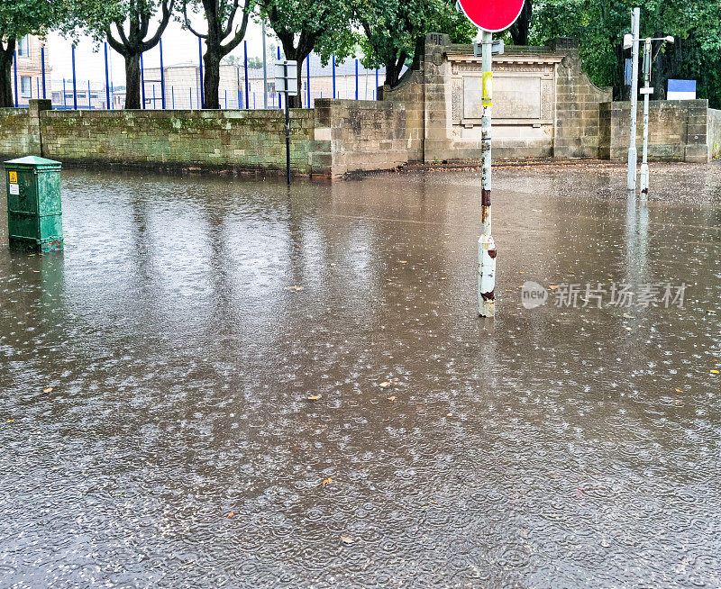 暴雨淹没了街道