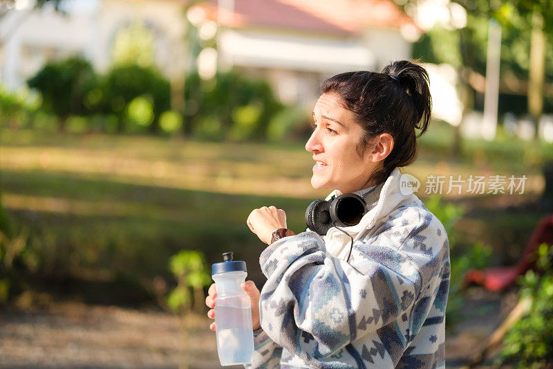 女人对着智能手表说话