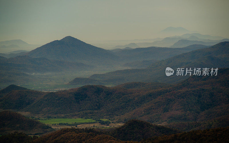 在越南大雾弥漫的早晨，山谷的景色。