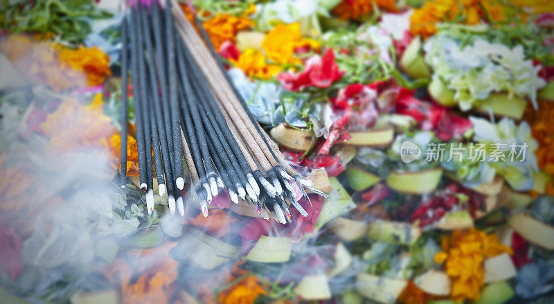 香炉上的花朵和其他宗教祭品。