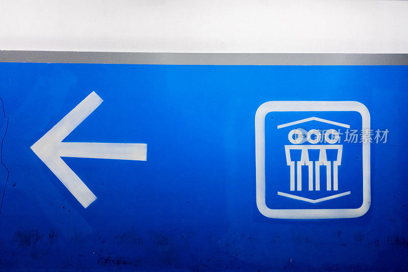 画在地下车库墙上的引导标志，引导客户乘坐直达电梯