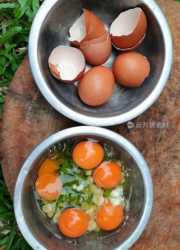 用大蒜韭菜煎蛋卷-食物准备。