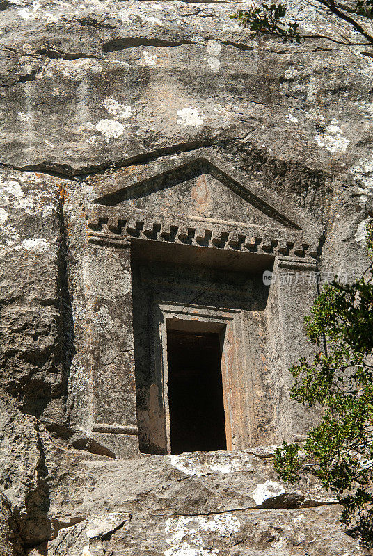 在Termessos墓地雕刻岩石墓