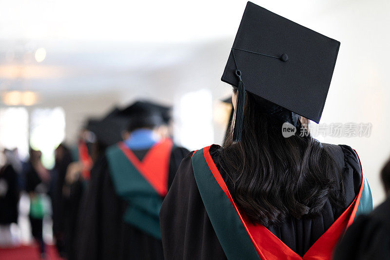 在一场成功的大学毕业典礼上，毕业帽的特写镜头。