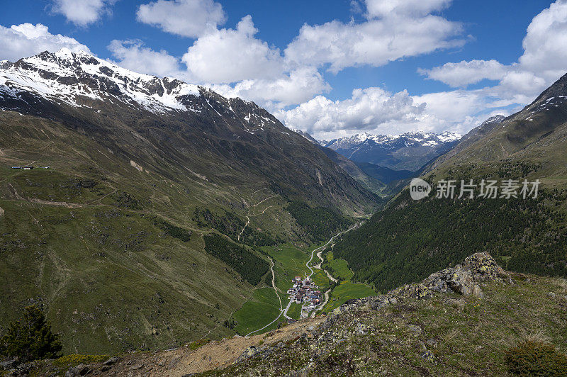 春天，奥地利蒂罗尔阿尔卑斯山脉的通风口村