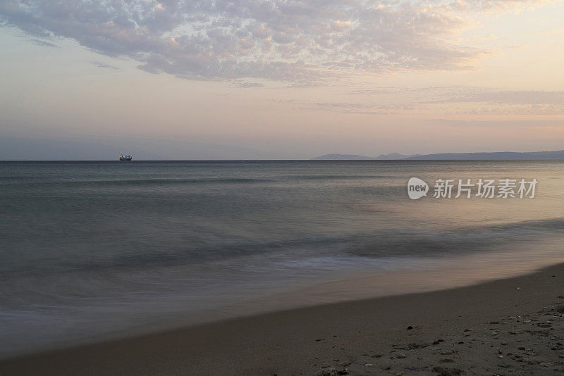 日落时的长曝光海景