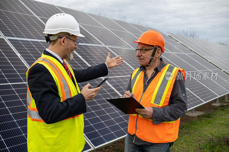 两名工程师是太阳能电站的承包商和维修工。